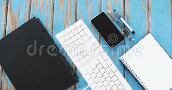 日记键盘智能手机和钢笔视频的预览图