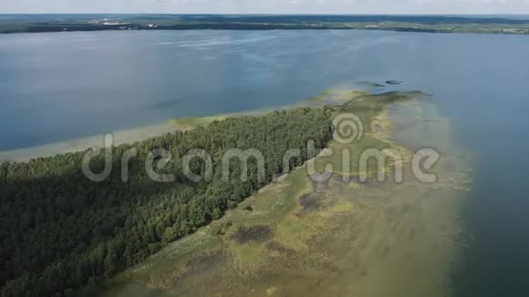 空中无人机在湖中央一个天然浅滩上的视频视频的预览图