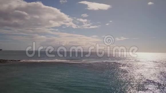 夏威夷毛伊岛多云天空下蓝色太平洋激射视频的预览图
