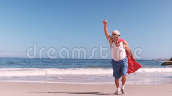 花式服装成熟的男人举起手臂奔跑视频的预览图