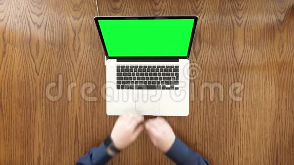 商人用绿色屏幕显示在电脑上打字视频的预览图