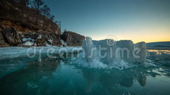 冰川泻湖日出时冰山像水晶一样亮起视频的预览图
