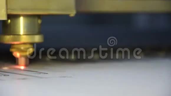 工业机器人激光切割机切割金属零件时间推移视频的预览图