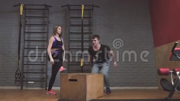 交叉健身健身锻炼小组男女健身视频的预览图