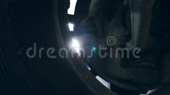 旋转轮和太阳闪光车库汽车服务视频的预览图