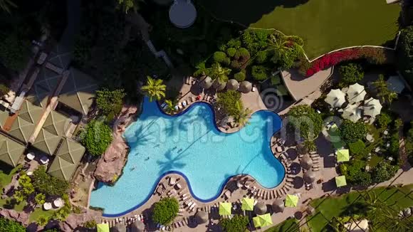 豪华度假别墅的空中镜头配有游泳池和许多带有雨伞的躺椅位于毛里求斯岛视频的预览图