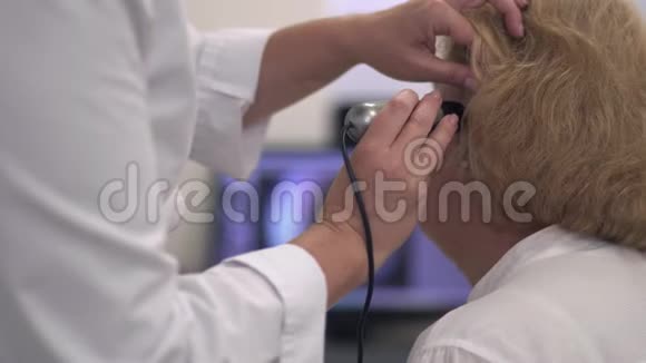 成年妇女听力敏感性测试视频的预览图