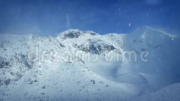 雪山落在山顶上视频的预览图