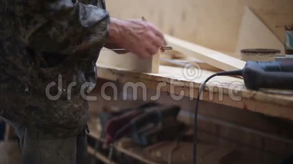 木匠用尺子和铅笔做记号测量视频的预览图