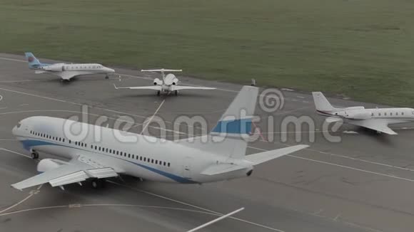 大飞机正在机场跑道上飞行视频的预览图