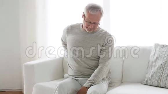 不高兴的老人在家中背痛视频的预览图