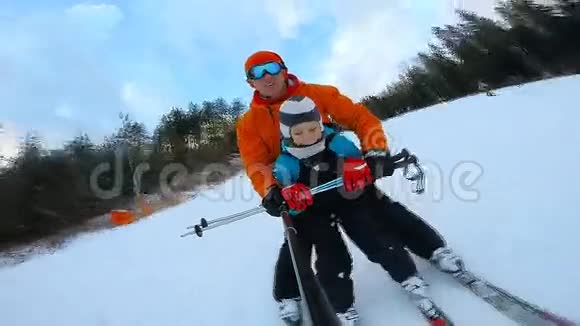 年轻的父亲教他的小儿子如何滑雪冬天视频的预览图