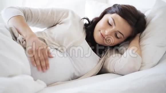 快乐的孕妇在家摸肚子视频的预览图
