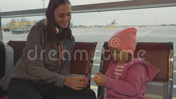 妈妈和女儿在机场候厅的小姑娘普通话视频的预览图