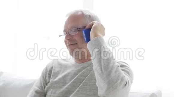快乐的老人在家打智能手机视频的预览图