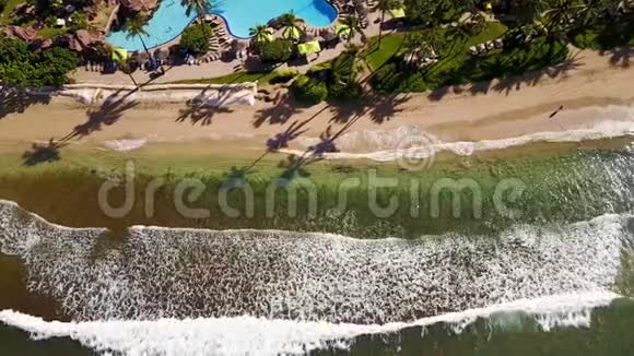 美丽干净的海岸柔软的沙滩晶莹的海水莫伊岛上风景如画的度假胜地凯悦视频的预览图