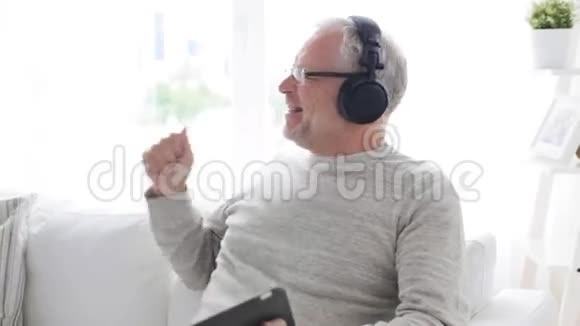 有平板电脑和耳机的老人视频的预览图