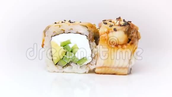 介绍豪华日本餐厅寿司盘皮罗木在白色盘子旋转一次宏观射击视频的预览图