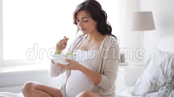 孕妇在家里的床上吃沙拉视频的预览图