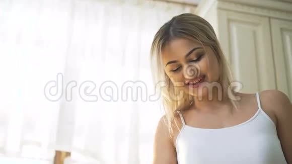 4K厨房里一个金发女郎的画像视频的预览图
