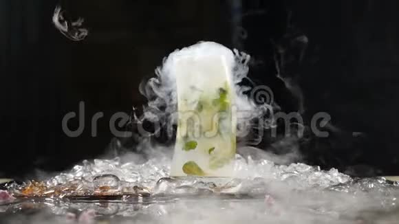 专业厨师和分子烹饪带有液氮的黑色背景上的鸡尾酒饮料分子表视频的预览图