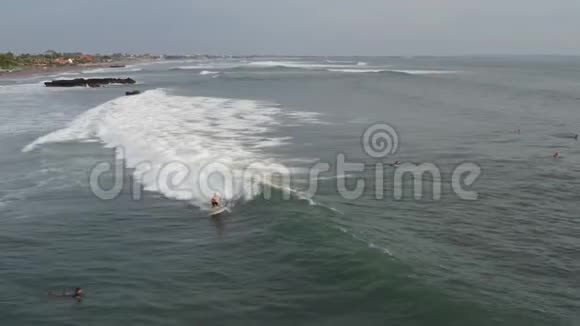冲浪者乘坐蓝色海浪的鸟瞰图无人机4k射击冲浪海洋生活方式极限运动视频的预览图