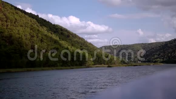 从船上看到河流的景观视频的预览图