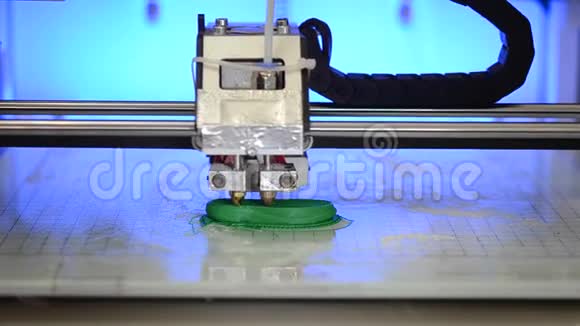 三维打印打印机亮绿色模型特写视频的预览图