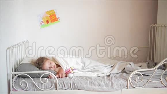 男孩扔一个枕头给睡觉的女孩开心的笑着哥哥和姐姐打一个枕头视频的预览图