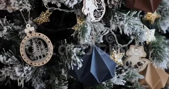 树上的圣诞装饰品下午的圣诞树新年和圣诞节礼物视频的预览图