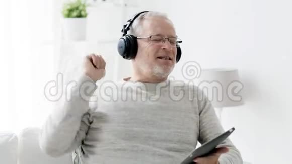 带平板电脑和耳机的老人视频的预览图