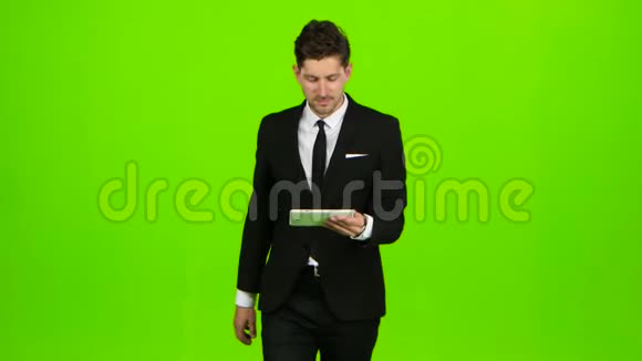商人要工作并打印重要信息绿色屏幕视频的预览图