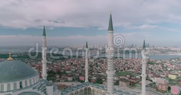 伊斯坦布尔卡姆利卡清真寺和博斯普鲁斯航空景观视频的预览图