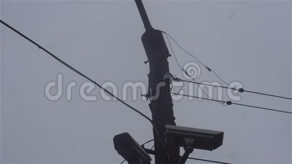 蓝天背景灯柱上的监控摄像头中央电视台视频的预览图