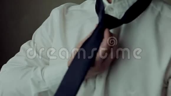 新郎在婚礼当天把领带系直视频的预览图
