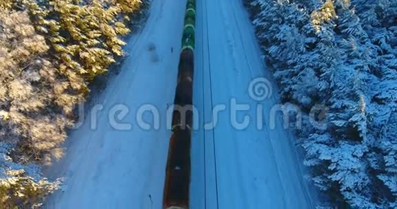 森林中冬季列车的高空拍摄视频的预览图
