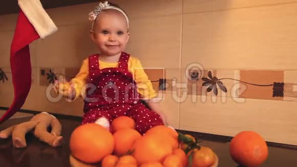 带橘子和橘子的孩子视频的预览图