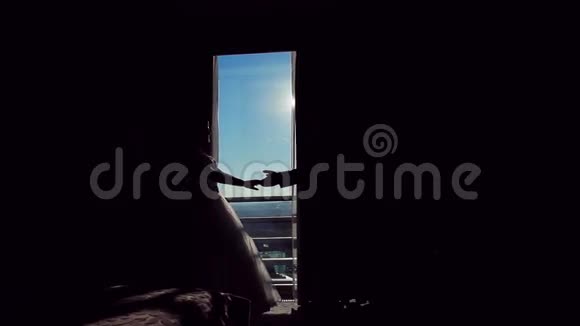 情人在窗前亲吻视频的预览图