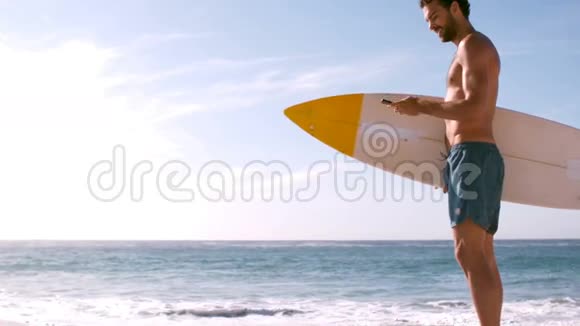 一个人正在掉手机正跑着去海边视频的预览图