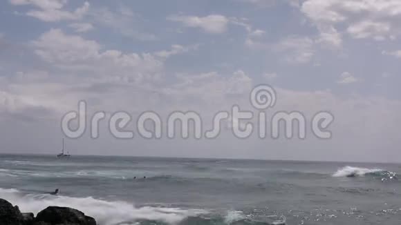 冲浪者试图捕捉大海浪视频的预览图