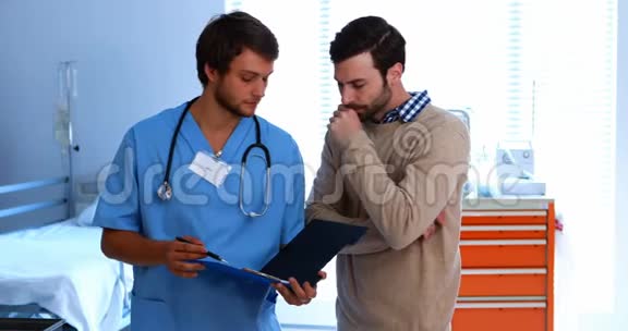 医生在病房里和男人说话视频的预览图