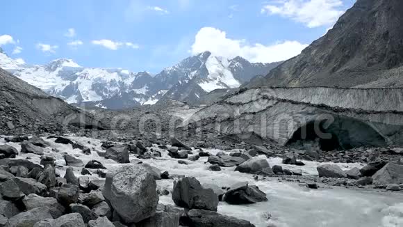 溪水从雪山脚下的冰川中流淌视频的预览图