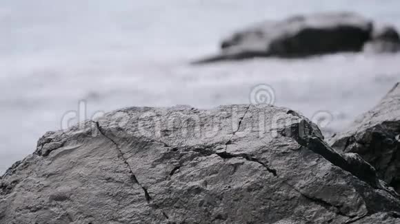 波浪在石头上折断引起飞溅视频的预览图