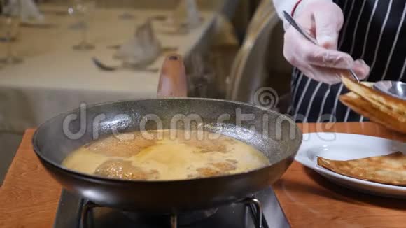 餐厅烹饪理念手套厨师用焦糖煮薄煎饼慢动作视频的预览图