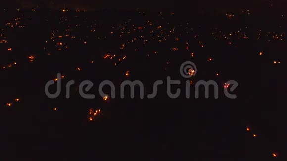一个墓地到晚上的空中镜头有很多蜡烛视频的预览图
