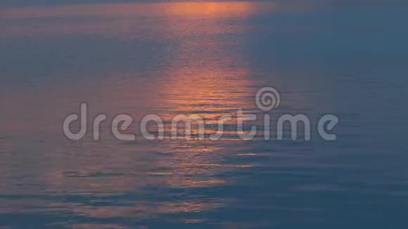 在蓝色水面上的日落反射波浪视频的预览图