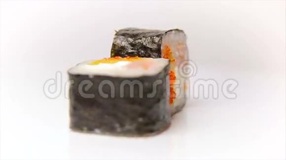 康祖木寿司卷与飞鱼虾和新鲜日本木瓜食品视频的预览图