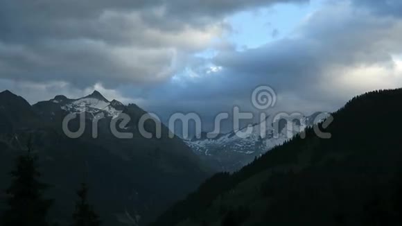 奥地利蒂罗尔的欧洲阿尔卑斯山的夜景陶恩山脉格洛斯水库视频的预览图