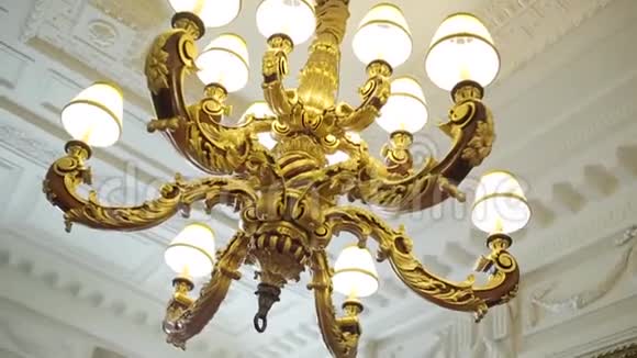 吊灯悬挂在宫殿的天花板下豪华天花板吊灯视频的预览图