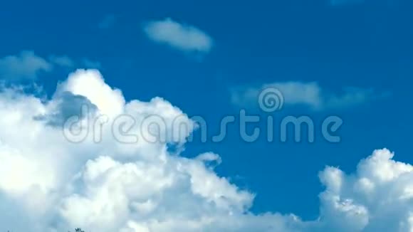 4k决议时光飞逝美丽的白云在蓝天上移动自由与宁静视频的预览图